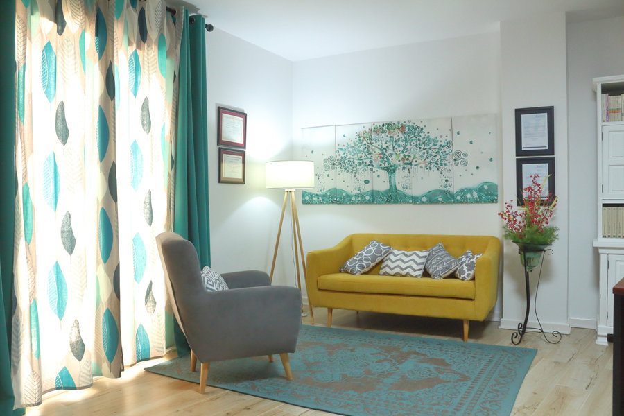 Sala de consulta de Mohammed Jamil El Bahi, con sofá y sillón en un ambiente acogedor
